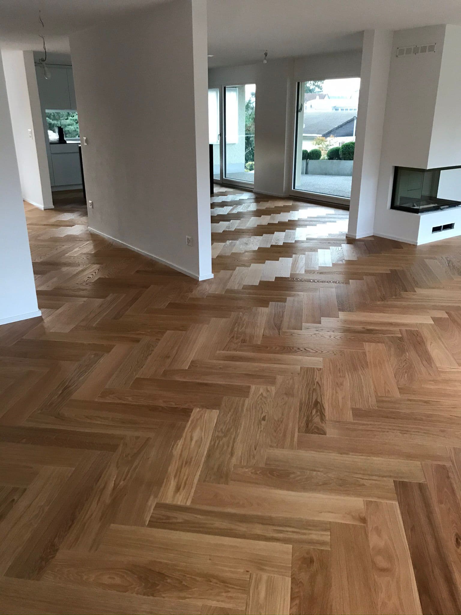 Verlegter Eichenparkettboden in einem Wohnraum