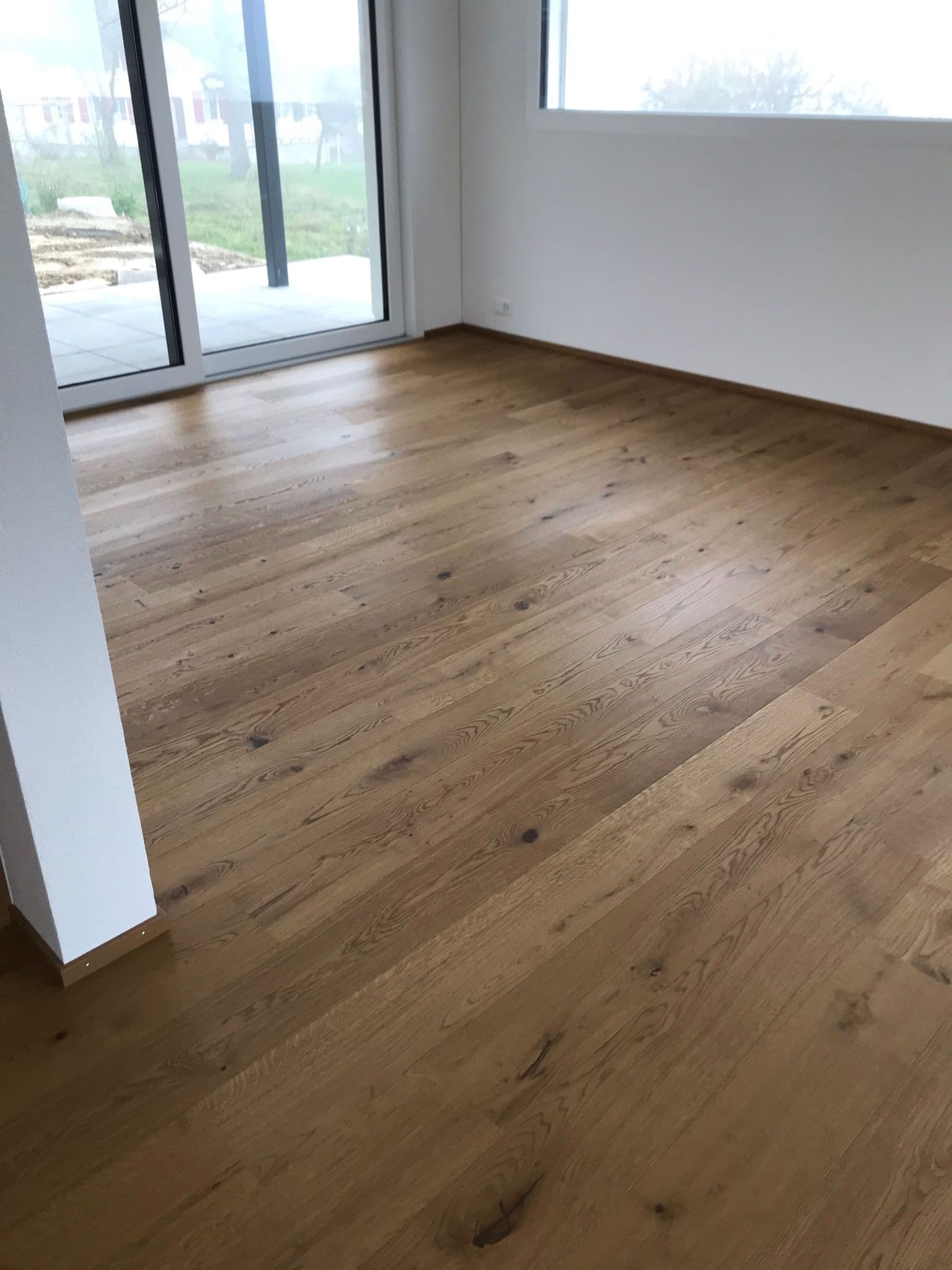 Laminatboden in Holzoptik in einem hellen Raum
